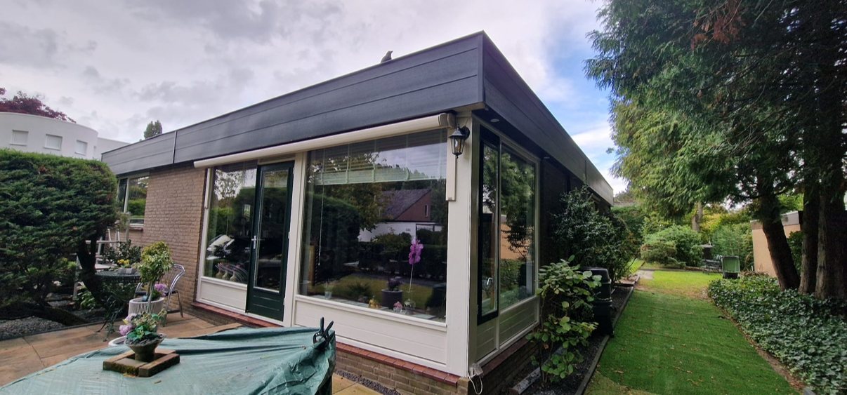 Bungalow in Delft met een antraciet afgewerkte dakrand